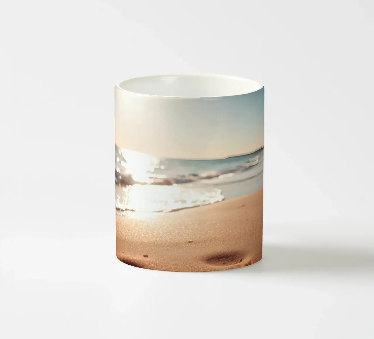 Zonsondergang over rustig strand met goudkleurig zand en zachte golven keramische mok van DesignDoodle