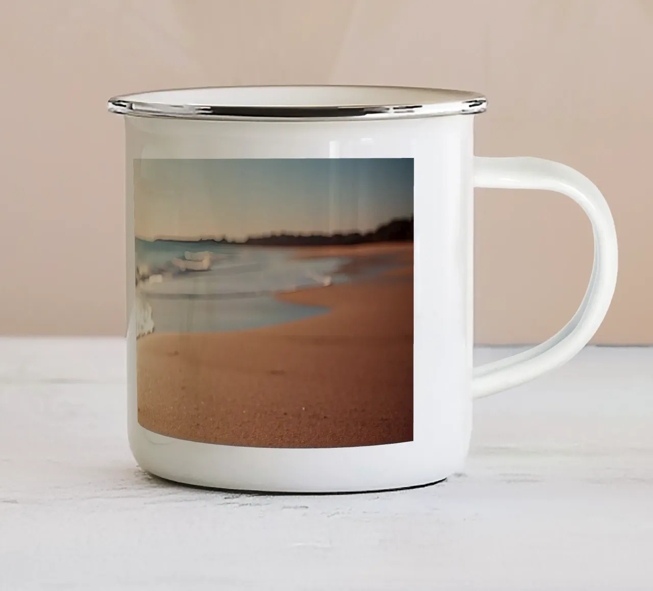 Zonsondergang over rustig strand met goudkleurig zand en zachte golven emaille mok van DesignDoodle