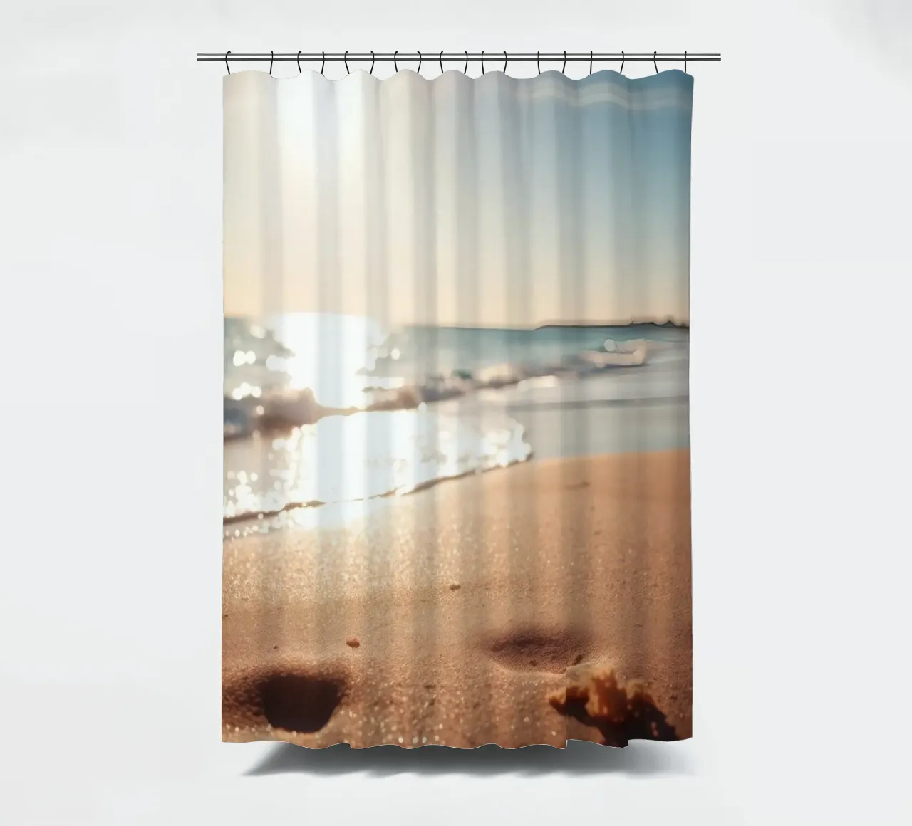 Zonsondergang over rustig strand met goudkleurig zand en zachte golven douchegordijn van DesignDoodle