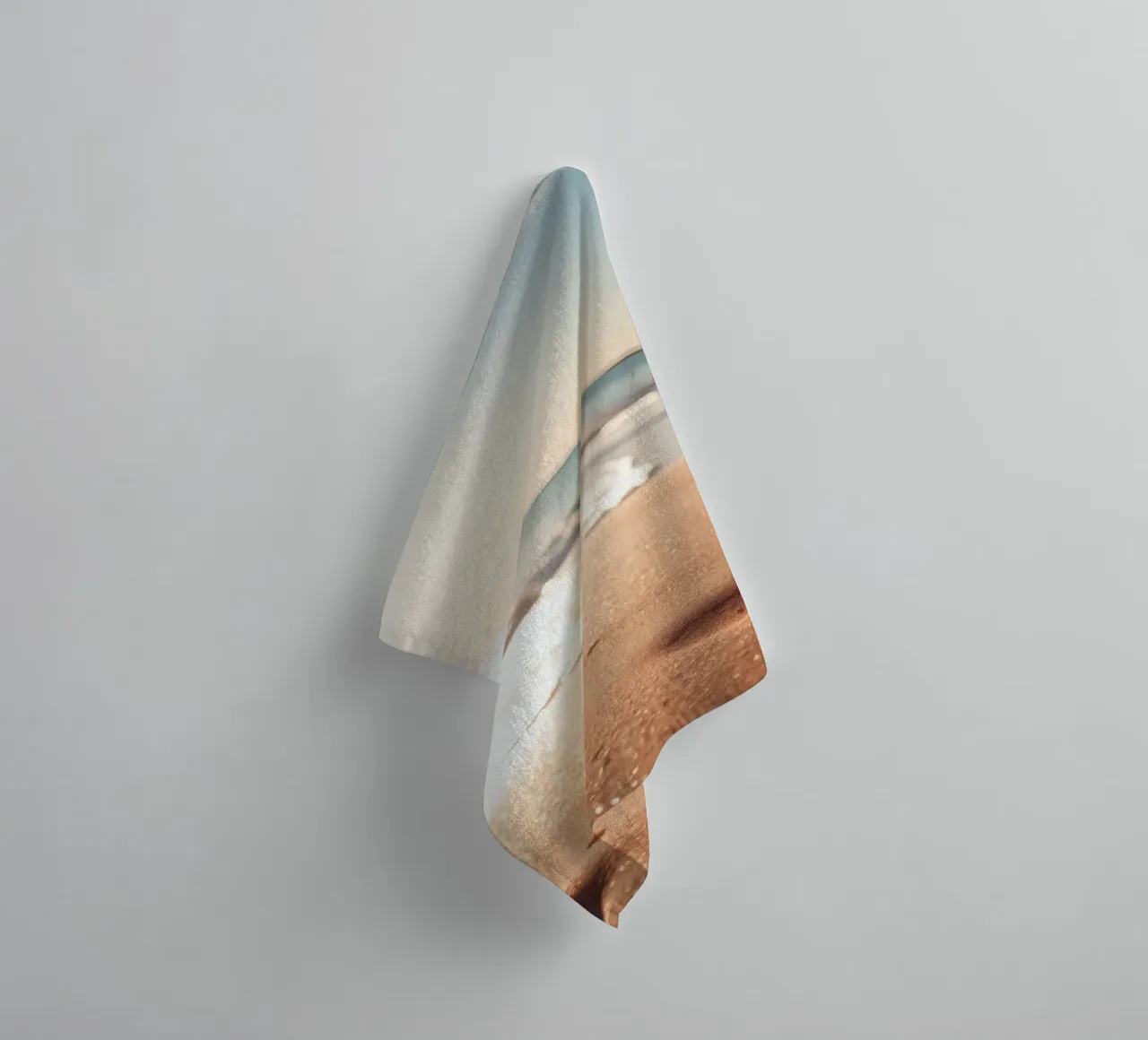 Zonsondergang over rustig strand met goudkleurig zand en zachte golven badhanddoek van DesignDoodle