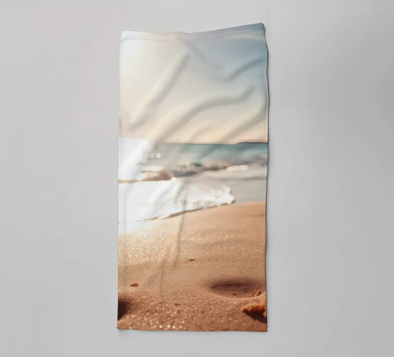 Zonsondergang over rustig strand met goudkleurig zand en zachte golven badhanddoek van DesignDoodle