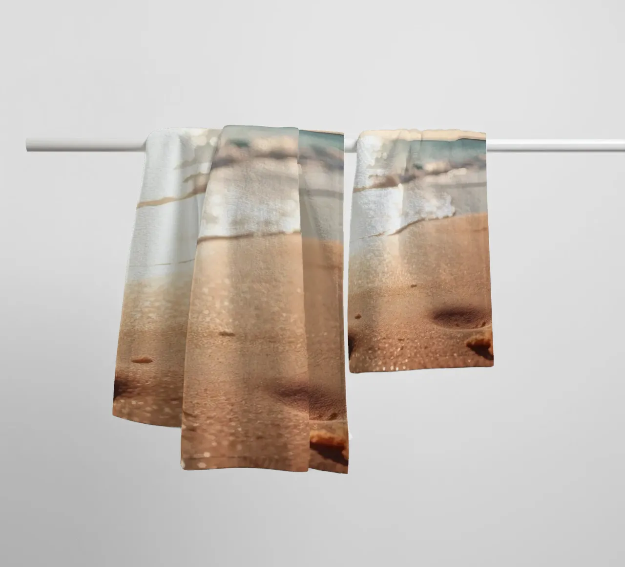 Zonsondergang over rustig strand met goudkleurig zand en zachte golven badhanddoek van DesignDoodle