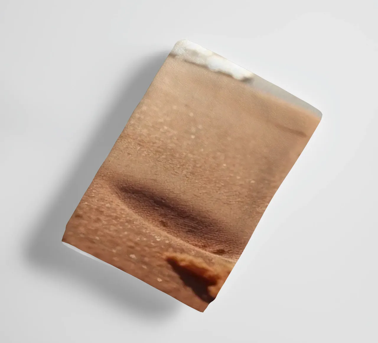 Zonsondergang over rustig strand met goudkleurig zand en zachte golven badhanddoek van DesignDoodle