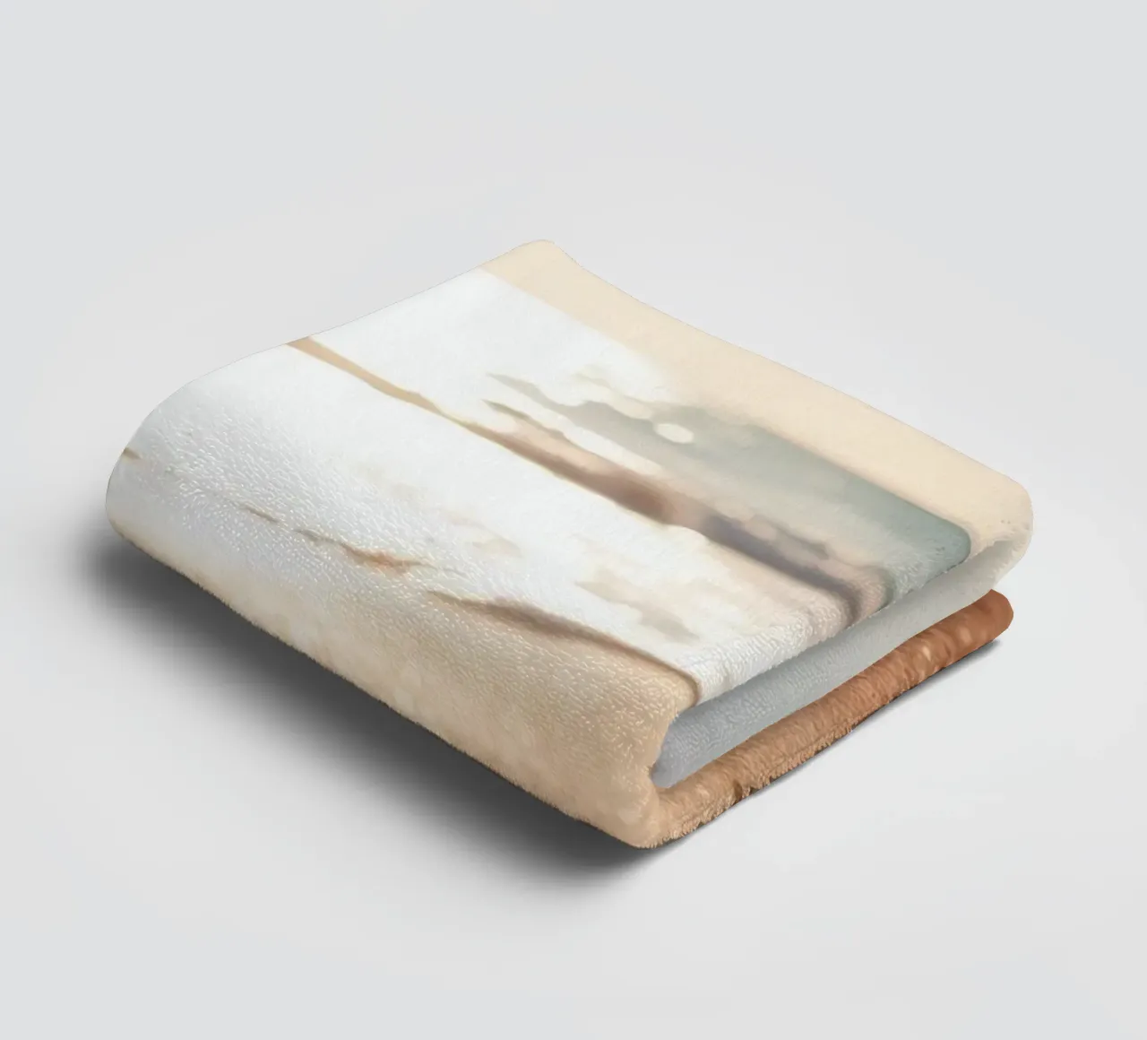 Zonsondergang over rustig strand met goudkleurig zand en zachte golven badhanddoek van DesignDoodle