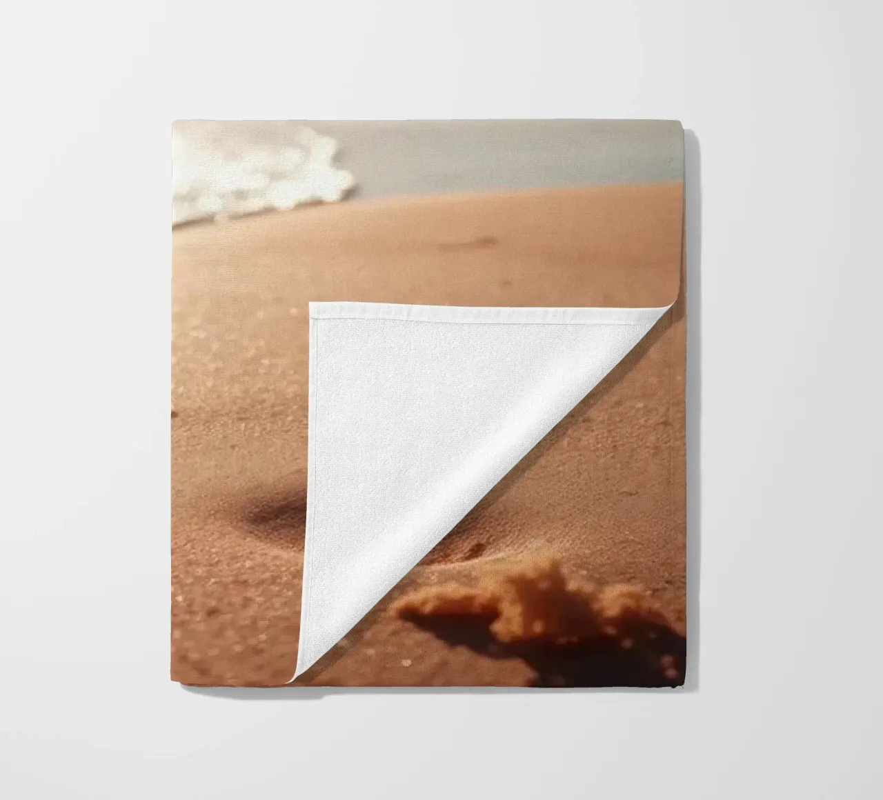 Zonsondergang over rustig strand met goudkleurig zand en zachte golven strandhanddoek van DesignDoodle