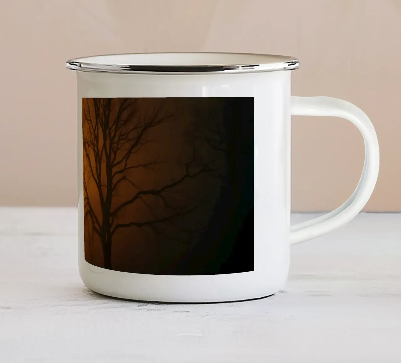 Un misterioso crepuscolo avvolge un paesaggio nebbioso con sagome tazza in smalto da DesignDoodle