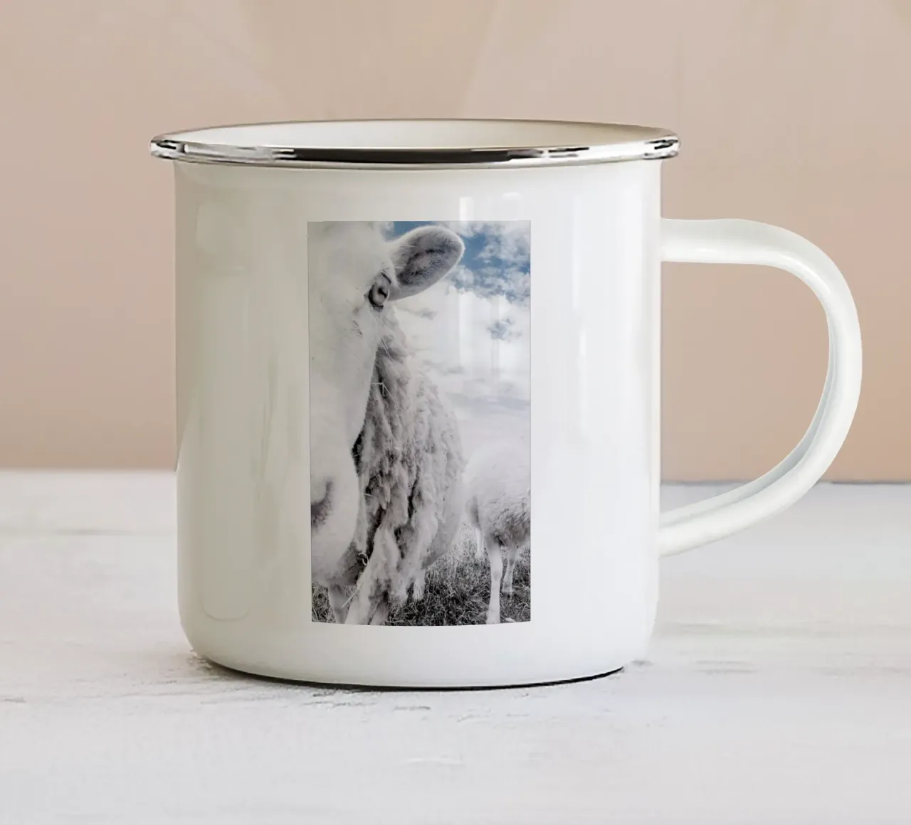 Sheeps tazza in smalto da Victoria Frost