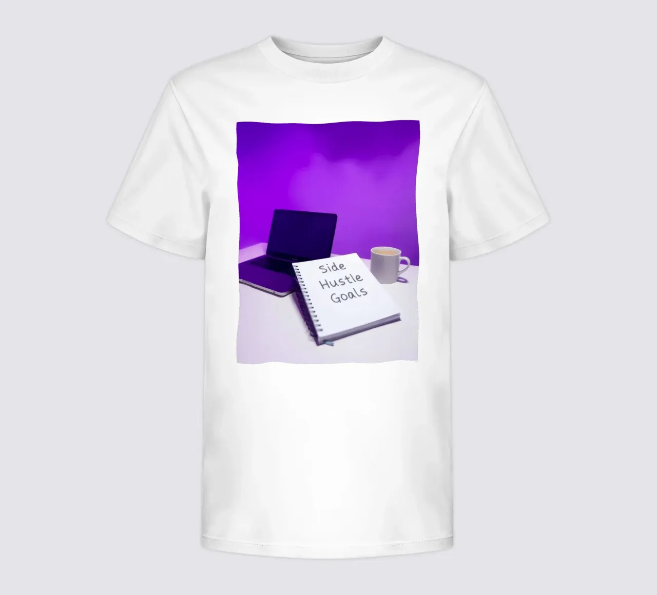 Stabilire gli obiettivi del side hustle con un laptop e un caffè in un ambiente accogliente t-shirt bambini da DesignDoodle