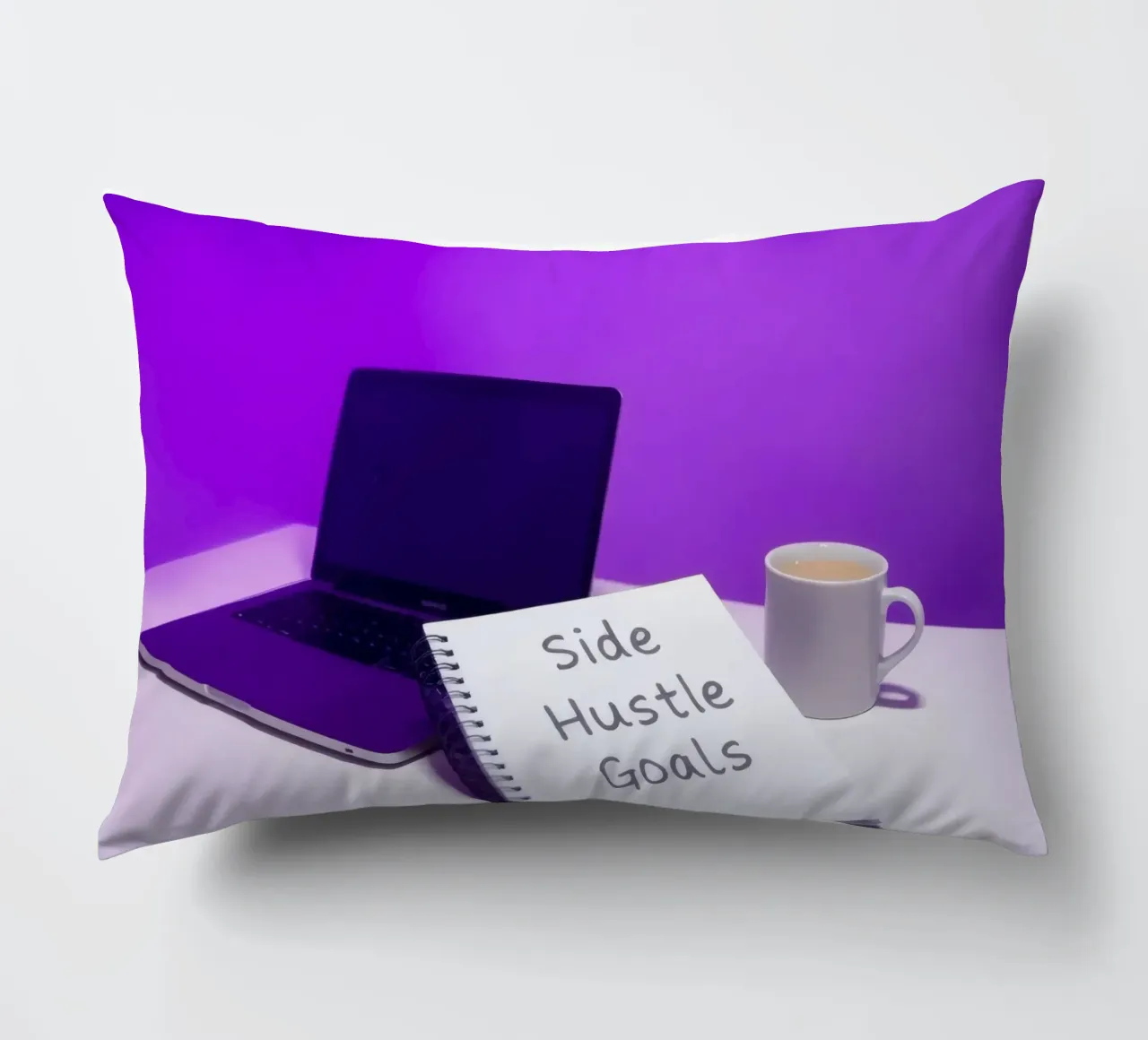 Stabilire gli obiettivi del side hustle con un laptop e un caffè in un ambiente accogliente cuscino da DesignDoodle