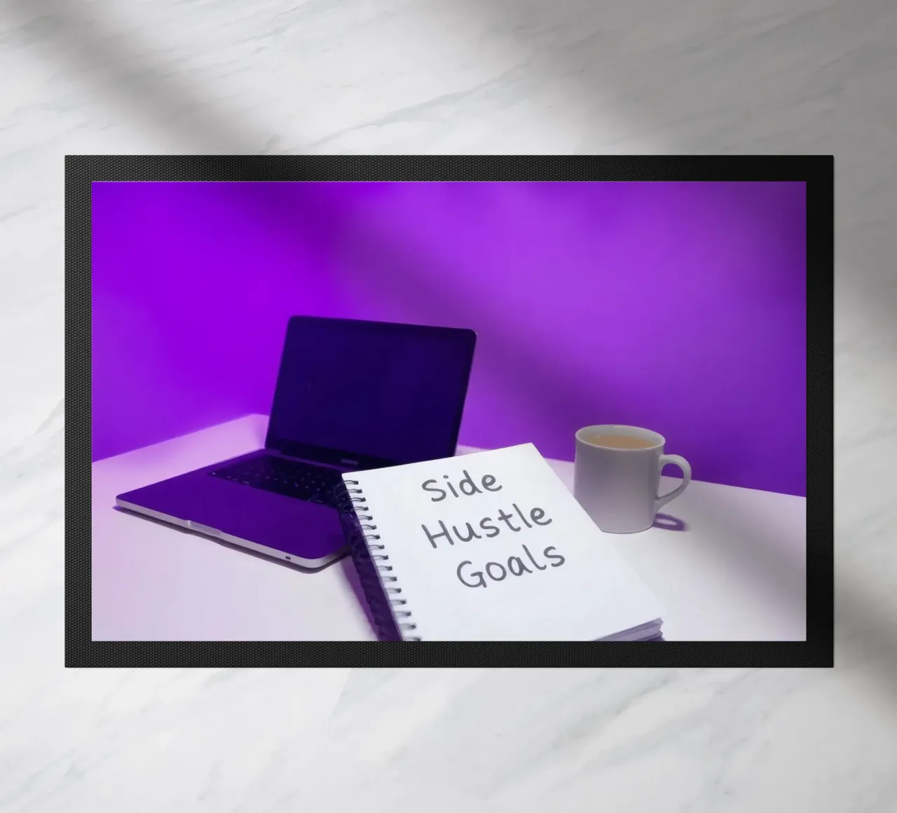 Stabilire gli obiettivi del side hustle con un laptop e un caffè in un ambiente accogliente zerbino da DesignDoodle