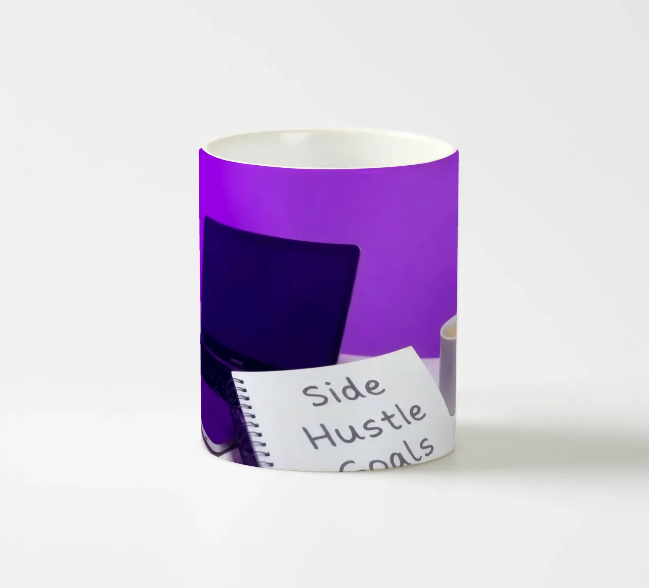 Stabilire gli obiettivi del side hustle con un laptop e un caffè in un ambiente accogliente tazza in ceramica da DesignDoodle