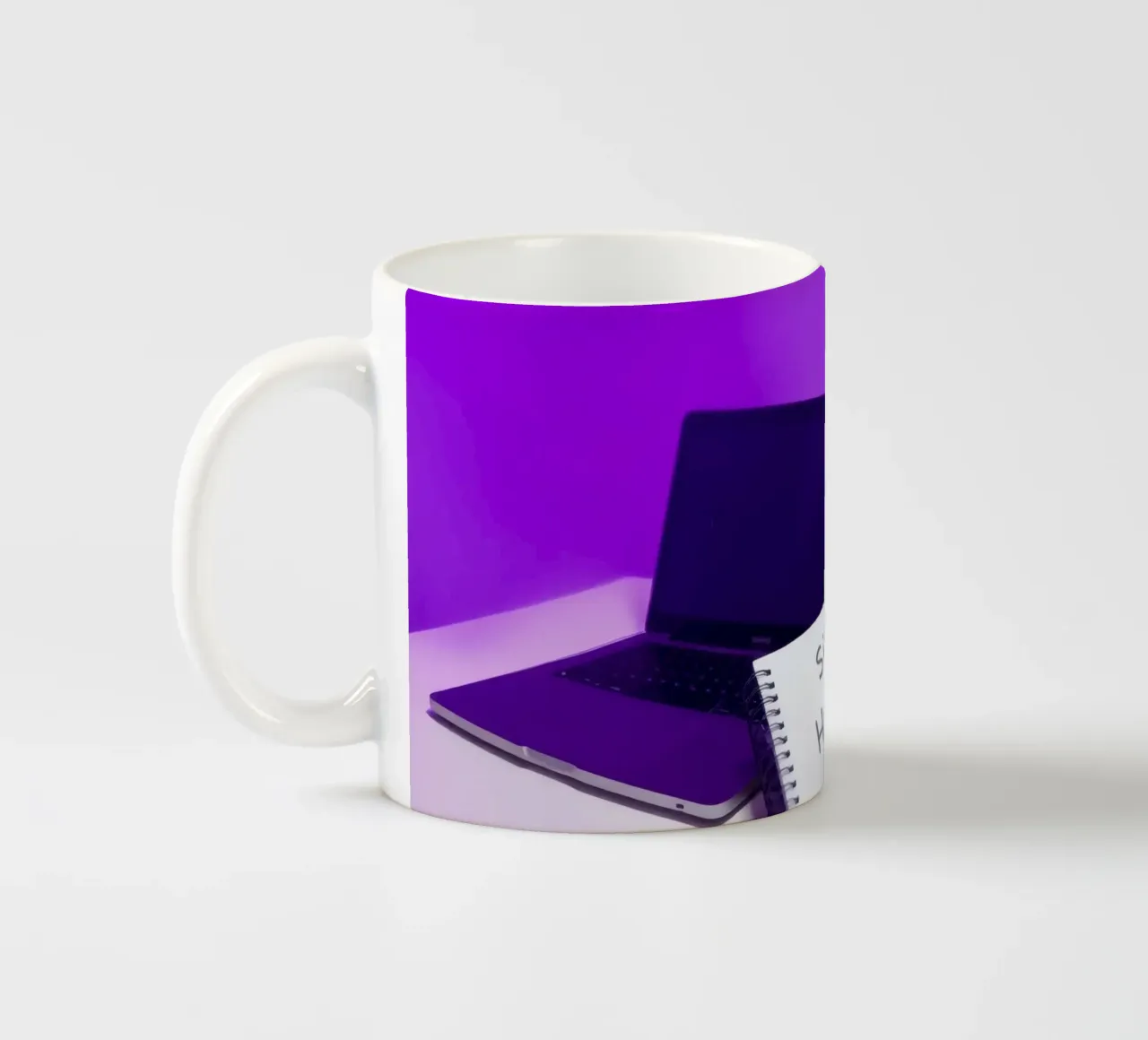Stabilire gli obiettivi del side hustle con un laptop e un caffè in un ambiente accogliente tazza in ceramica da DesignDoodle