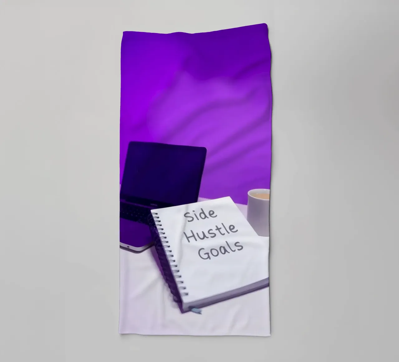 Stabilire gli obiettivi del side hustle con un laptop e un caffè in un ambiente accogliente asciugamano da bagno da DesignDoodle