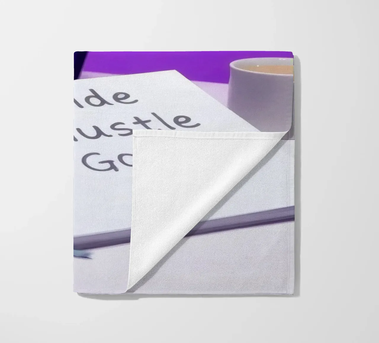 Stabilire gli obiettivi del side hustle con un laptop e un caffè in un ambiente accogliente telo mare da DesignDoodle