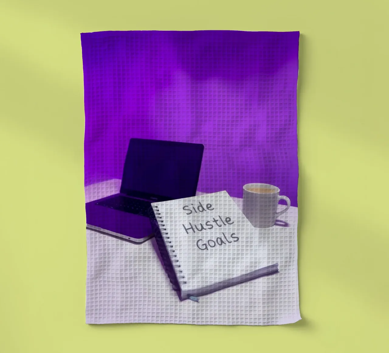Stabilire gli obiettivi del side hustle con un laptop e un caffè in un ambiente accogliente canovaccio da cucina da DesignDoodle