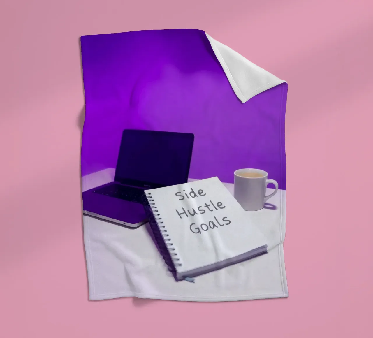 Stabilire gli obiettivi del side hustle con un laptop e un caffè in un ambiente accogliente coperta in pile da DesignDoodle