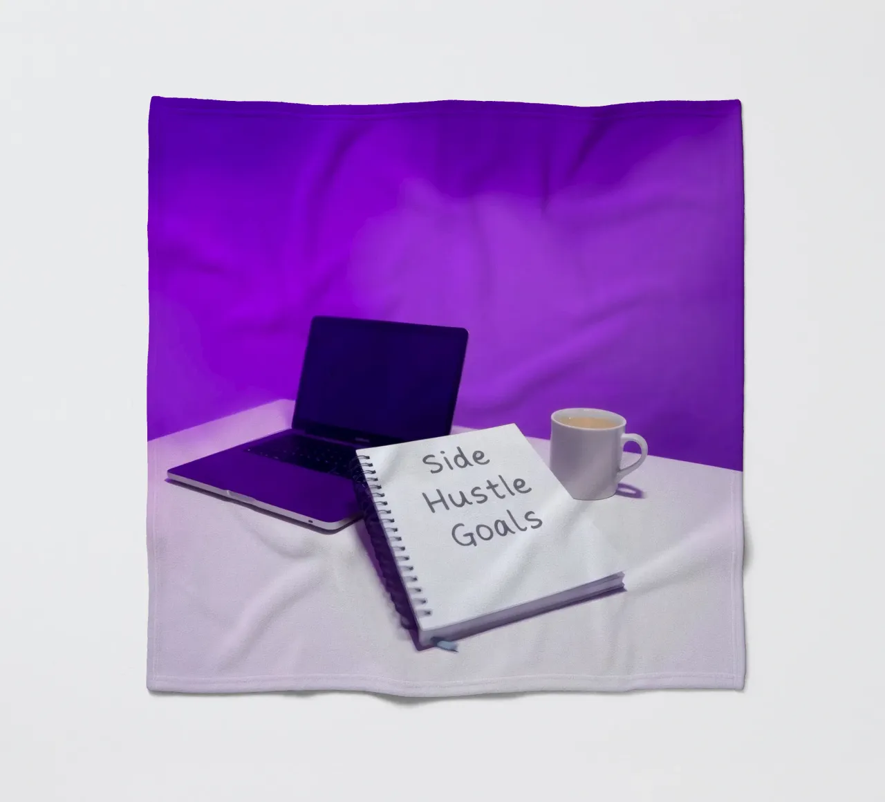 Stabilire gli obiettivi del side hustle con un laptop e un caffè in un ambiente accogliente coperta in pile da DesignDoodle