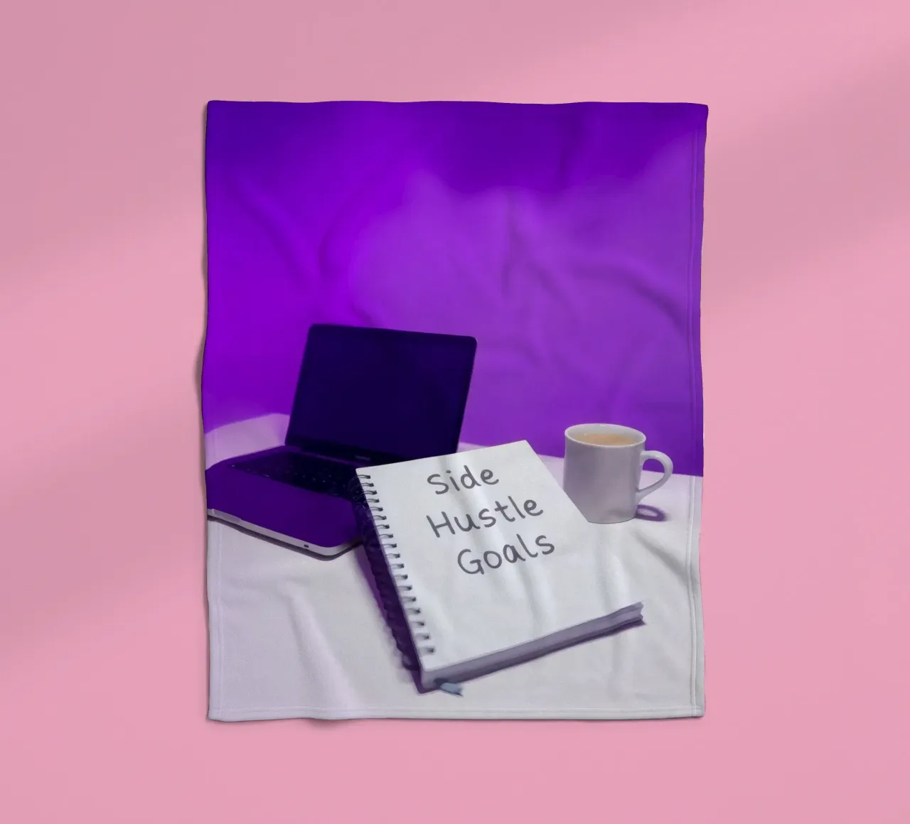 Stabilire gli obiettivi del side hustle con un laptop e un caffè in un ambiente accogliente coperta in pile da DesignDoodle