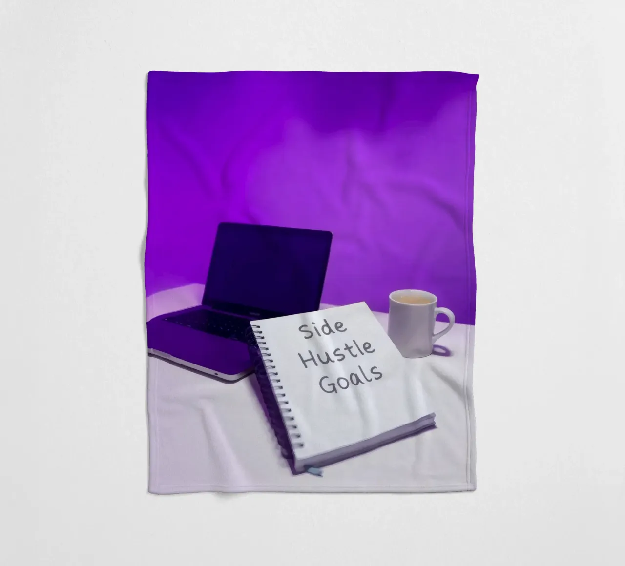 Stabilire gli obiettivi del side hustle con un laptop e un caffè in un ambiente accogliente coperta in pile da DesignDoodle