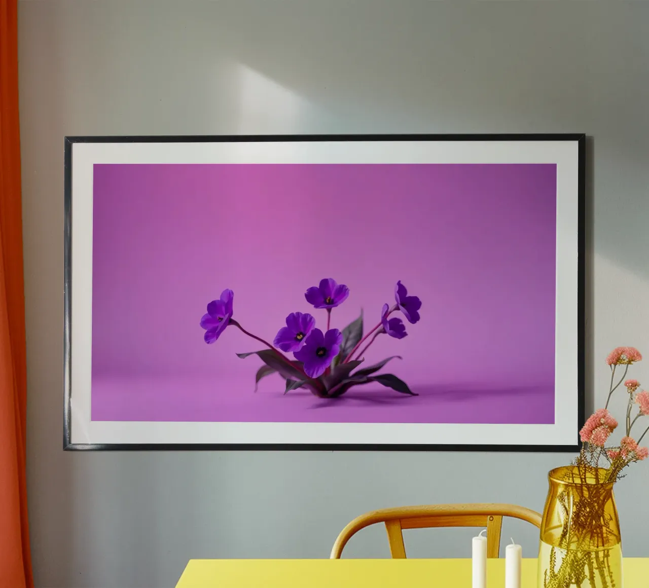 Bellissimi fiori viola con petali delicati poster con telaio in alluminio da DesignDoodle