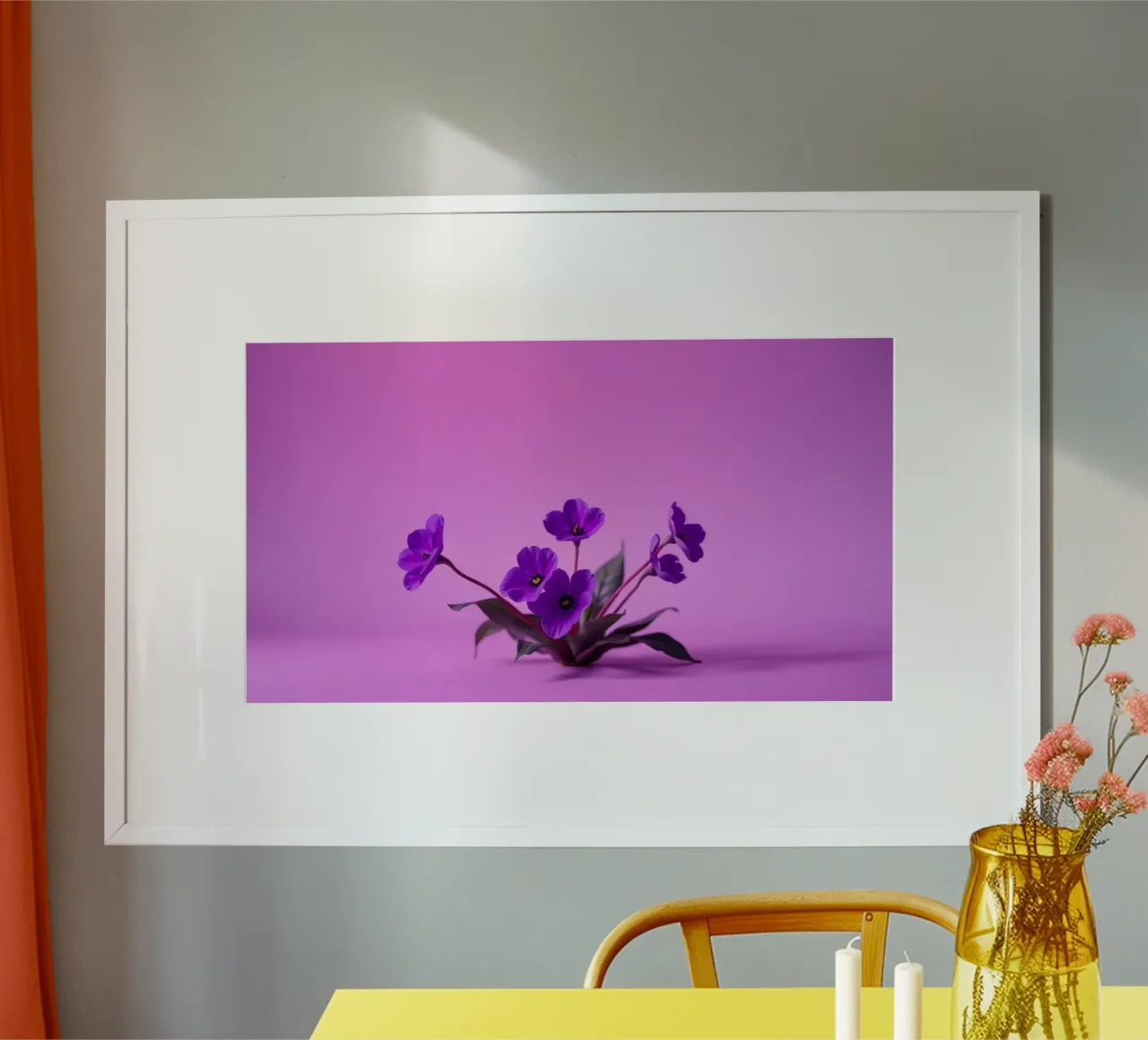 Bellissimi fiori viola con petali delicati poster con telaio in alluminio da DesignDoodle