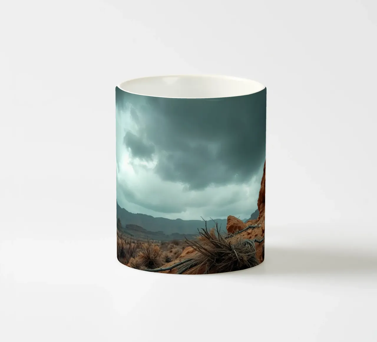 Cielo drammatico su un paesaggio desertico con formazioni rocciose tazza in ceramica da DesignDoodle