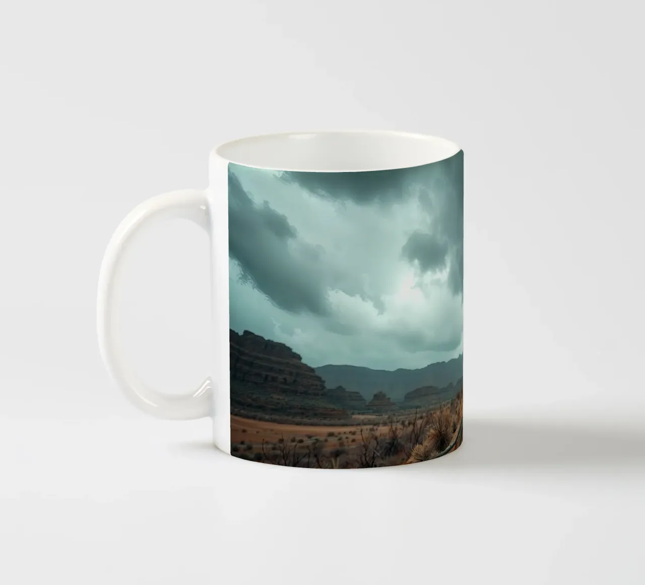 Cielo drammatico su un paesaggio desertico con formazioni rocciose tazza in ceramica da DesignDoodle