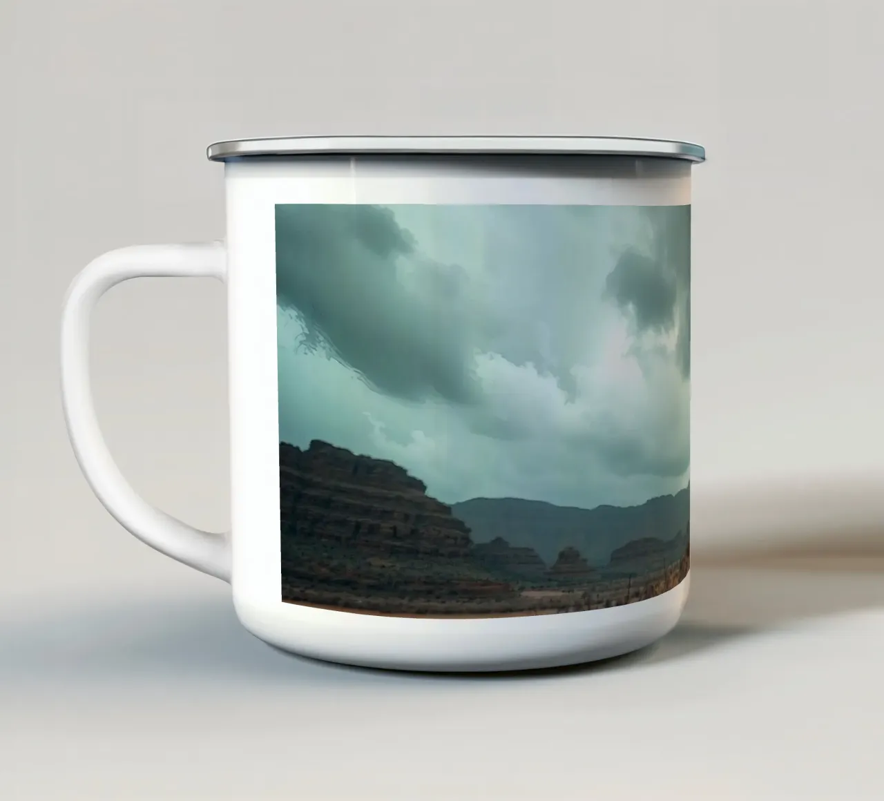 Cielo drammatico su un paesaggio desertico con formazioni rocciose tazza in smalto da DesignDoodle