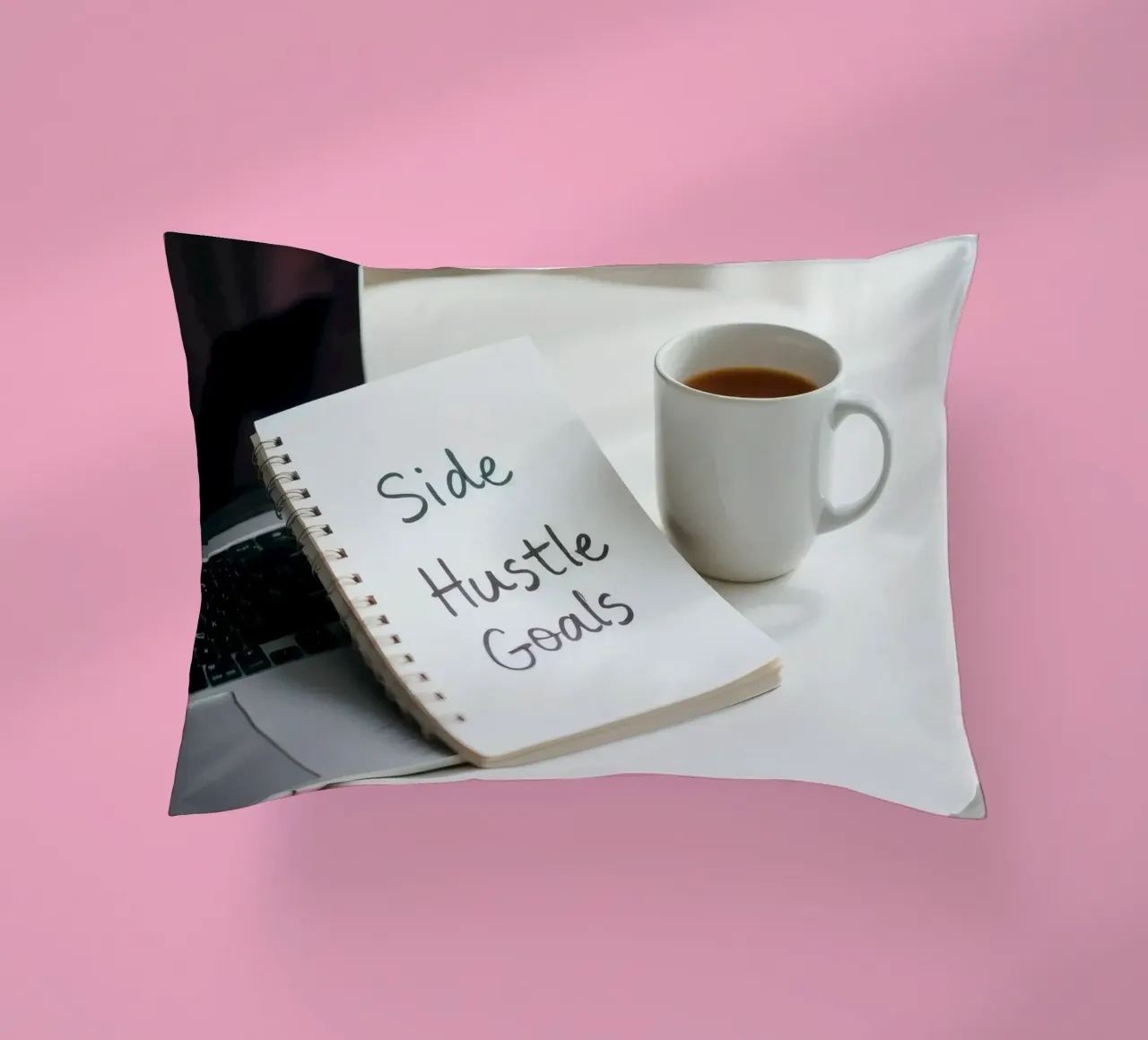 Scrivere gli obiettivi del side hustle mentre si gusta un caffè cuscino da DesignDoodle