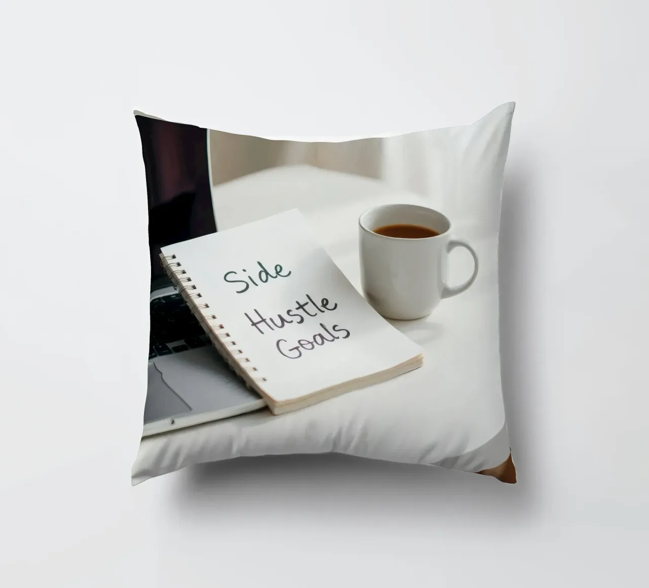 Scrivere gli obiettivi del side hustle mentre si gusta un caffè cuscino da DesignDoodle