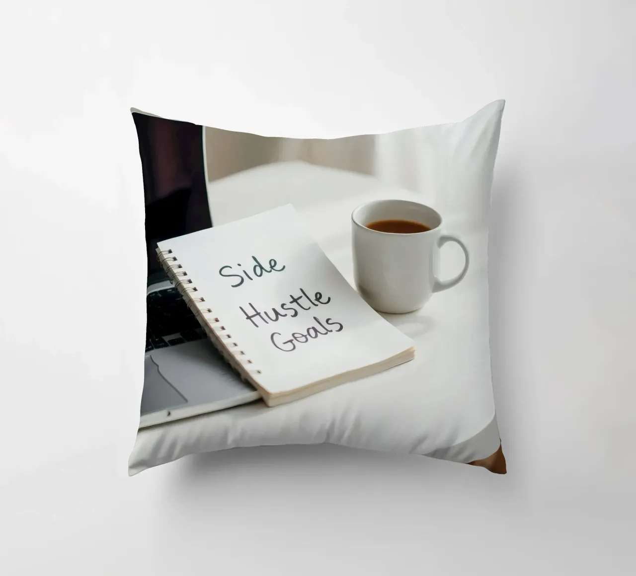 Scrivere gli obiettivi del side hustle mentre si gusta un caffè cuscino da DesignDoodle