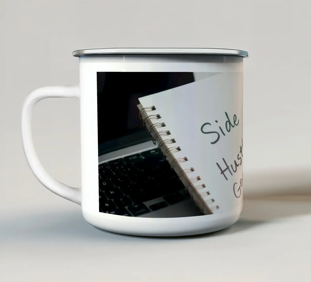 Scrivere gli obiettivi del side hustle mentre si gusta un caffè tazza in smalto da DesignDoodle