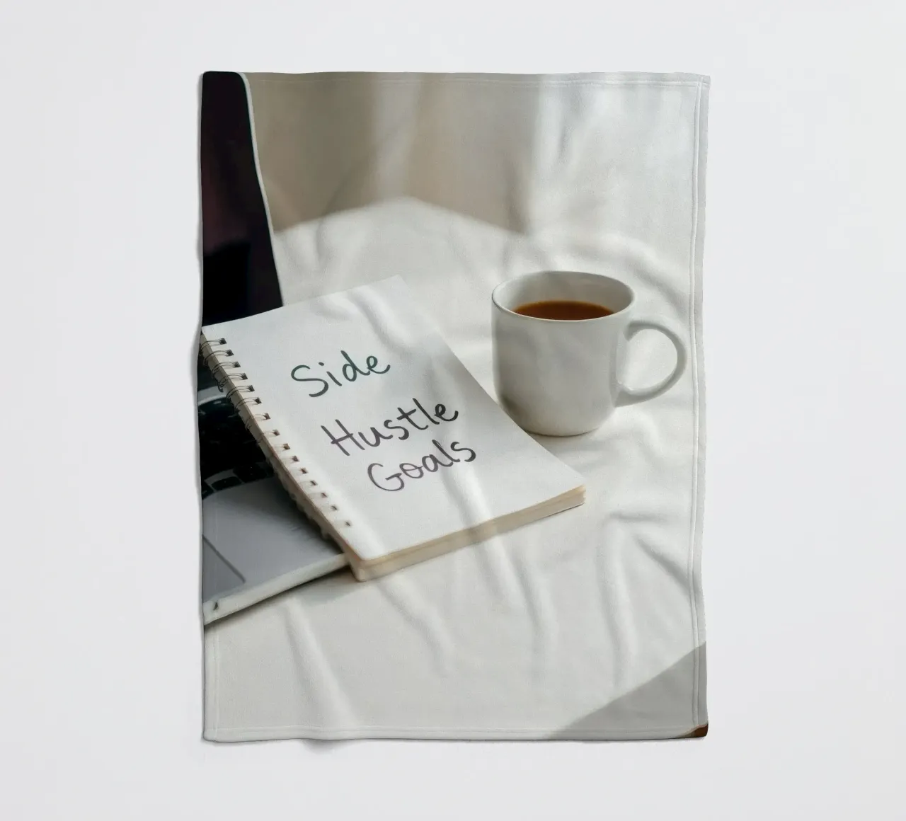 Scrivere gli obiettivi del side hustle mentre si gusta un caffè coperta in pile da DesignDoodle