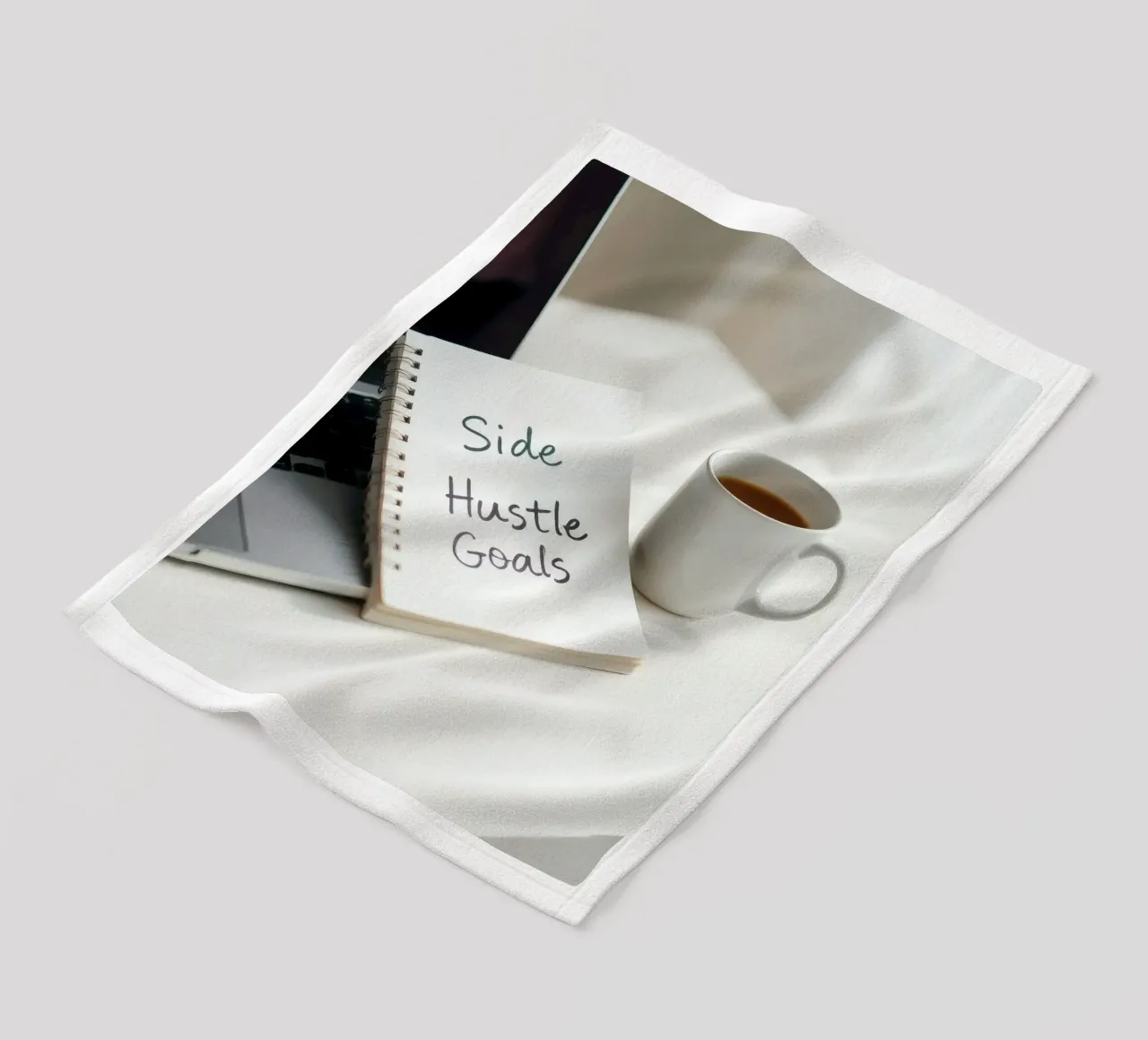 Scrivere gli obiettivi del side hustle mentre si gusta un caffè coperta in pile da DesignDoodle