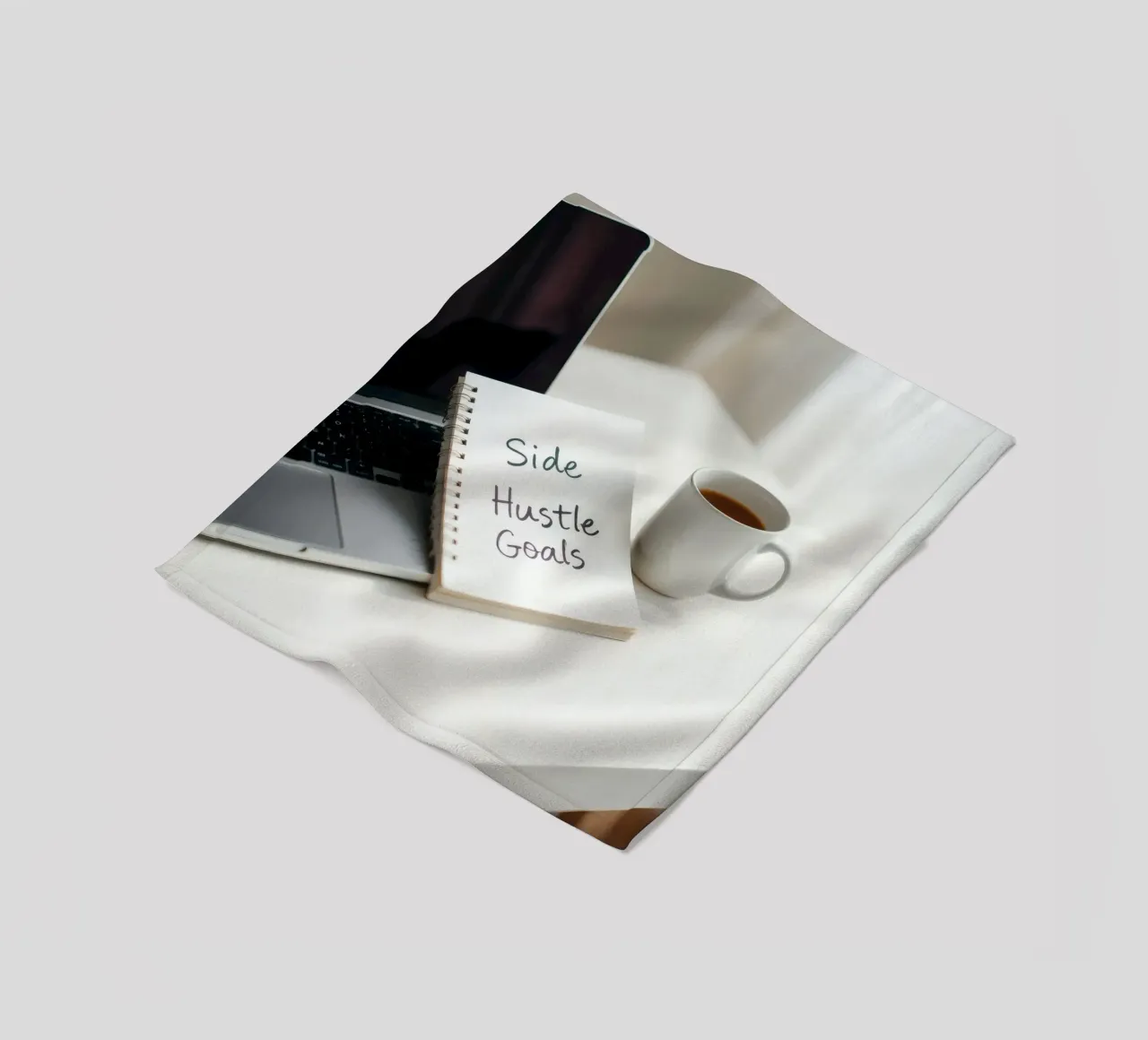 Scrivere gli obiettivi del side hustle mentre si gusta un caffè coperta in pile da DesignDoodle