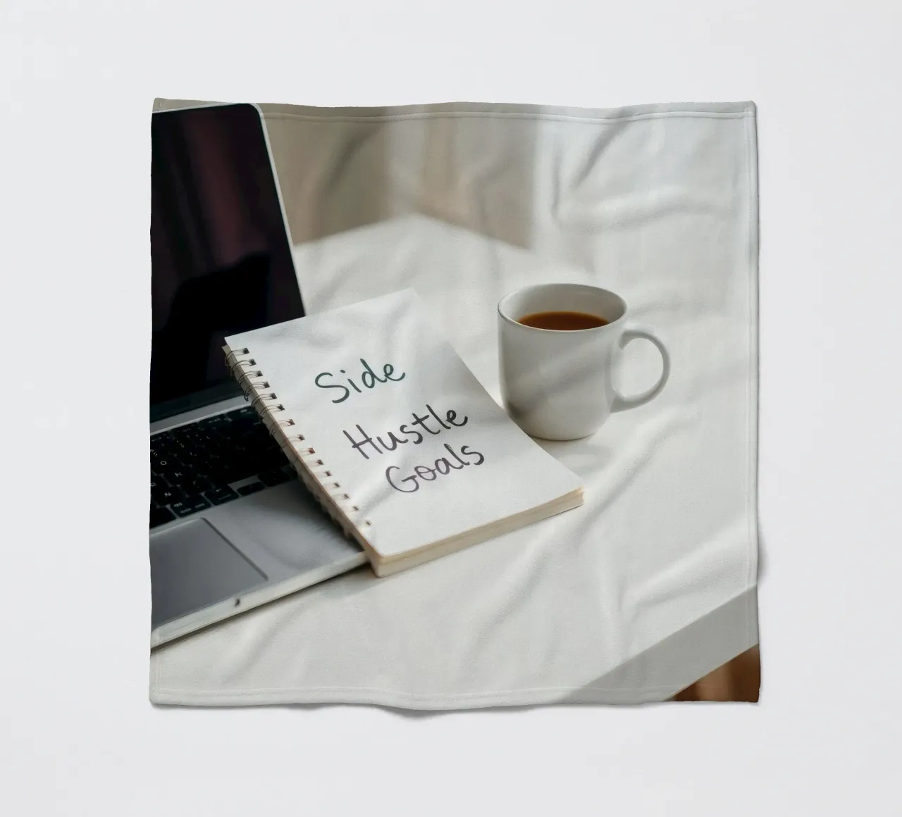 Scrivere gli obiettivi del side hustle mentre si gusta un caffè coperta in pile da DesignDoodle