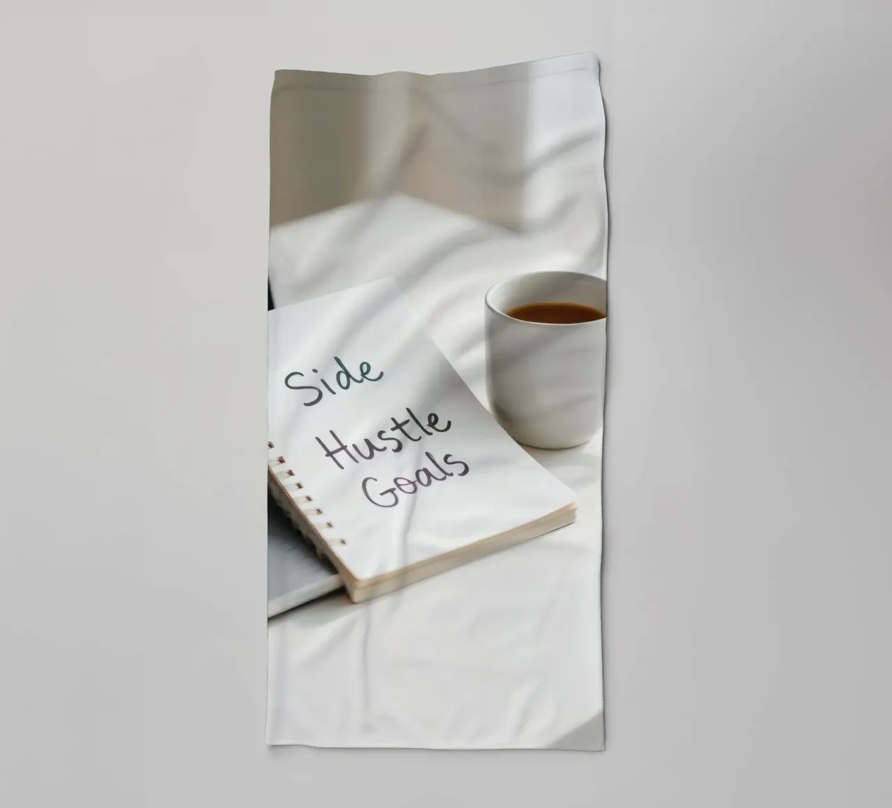 Scrivere gli obiettivi del side hustle mentre si gusta un caffè asciugamano da bagno da DesignDoodle