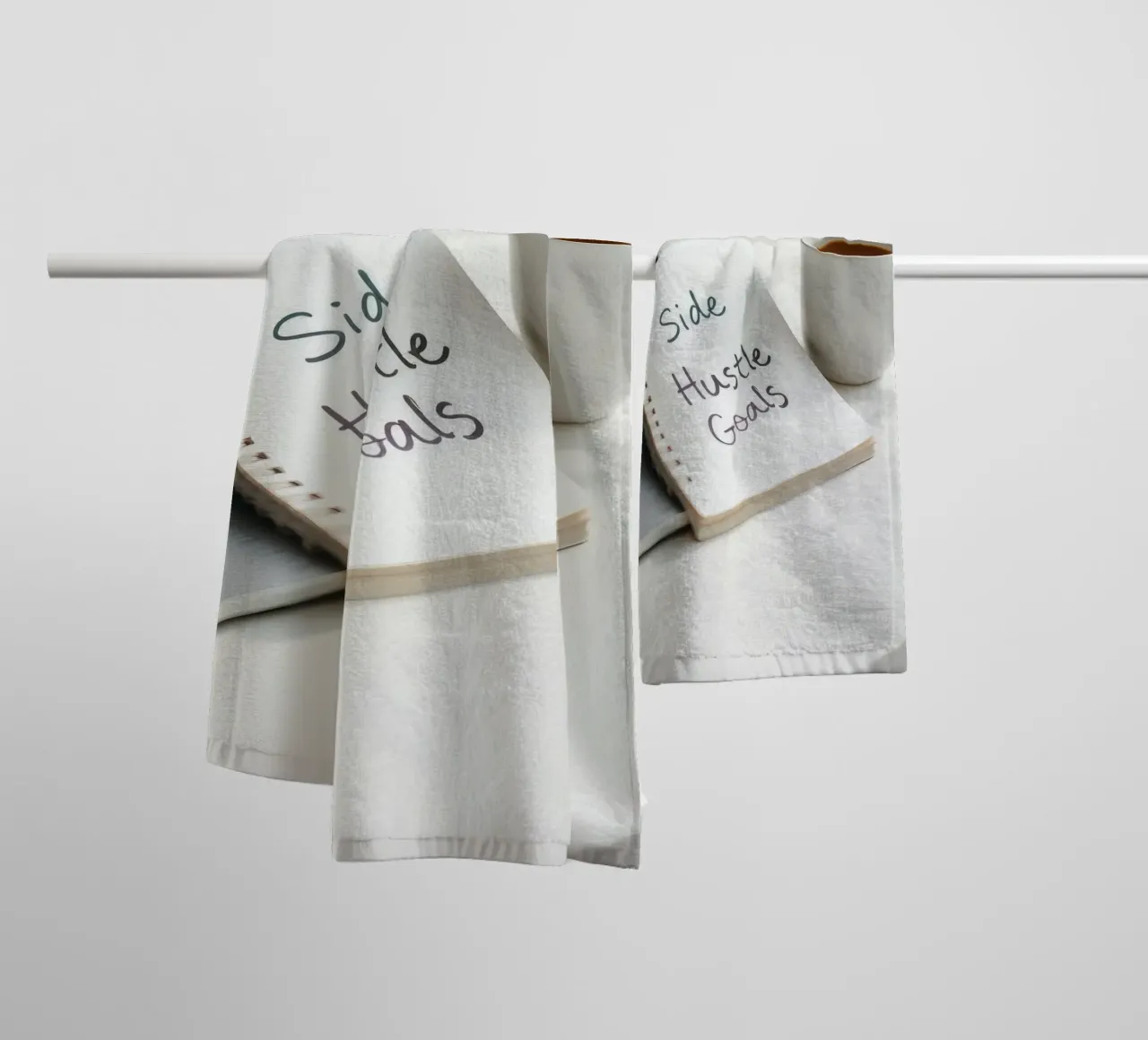 Scrivere gli obiettivi del side hustle mentre si gusta un caffè asciugamano da bagno da DesignDoodle