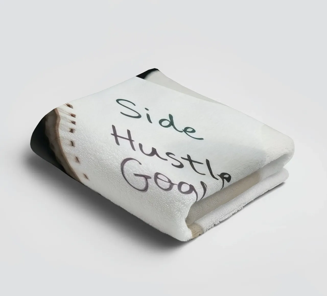 Scrivere gli obiettivi del side hustle mentre si gusta un caffè asciugamano da bagno da DesignDoodle