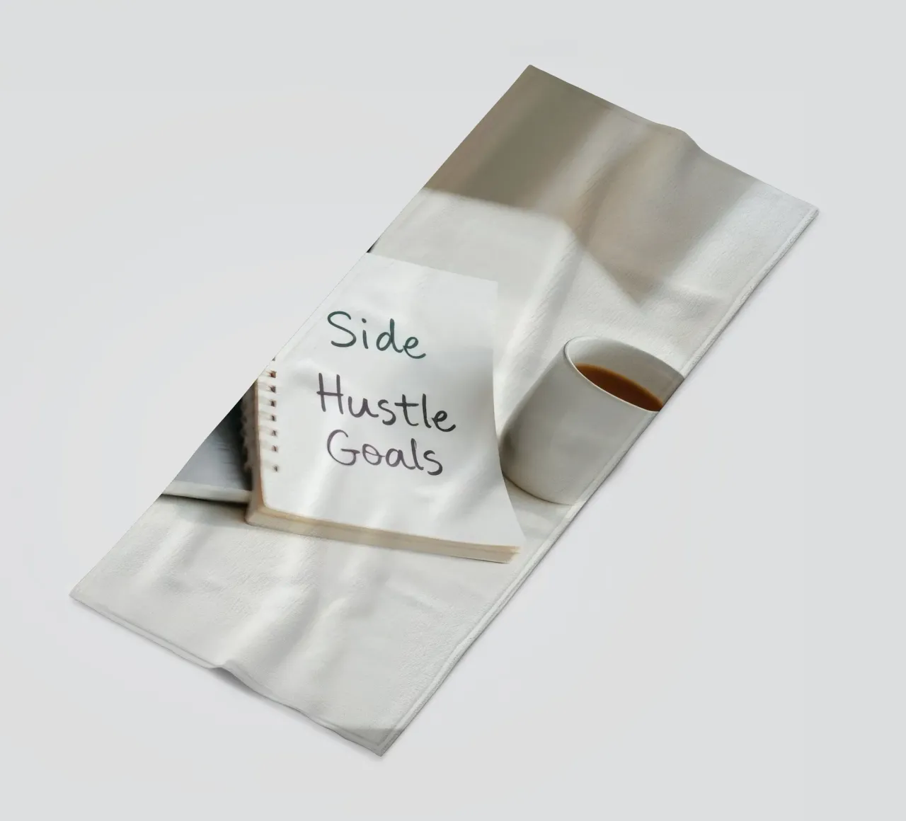 Scrivere gli obiettivi del side hustle mentre si gusta un caffè telo mare da DesignDoodle