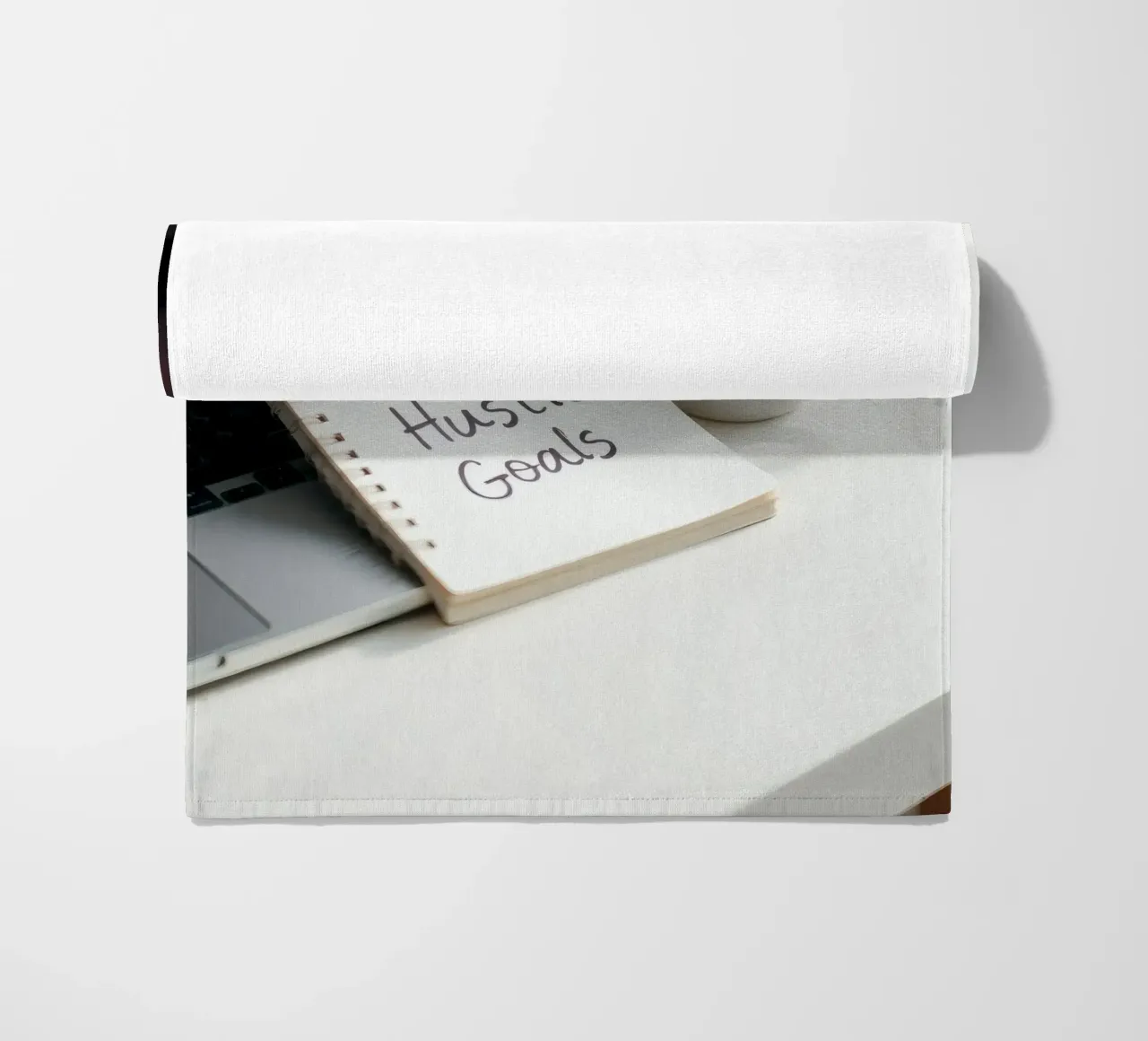 Scrivere gli obiettivi del side hustle mentre si gusta un caffè telo mare da DesignDoodle