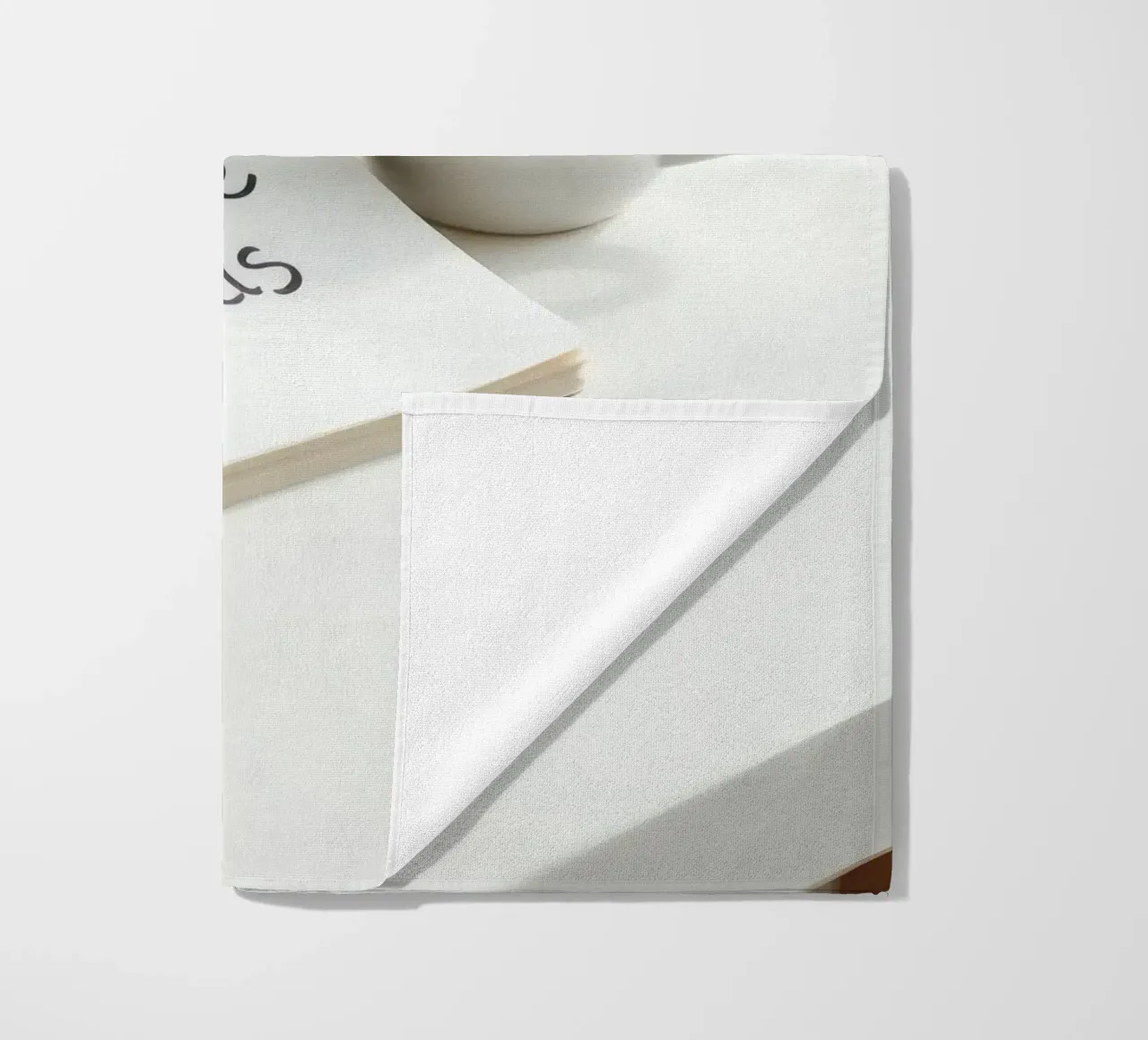 Scrivere gli obiettivi del side hustle mentre si gusta un caffè telo mare da DesignDoodle