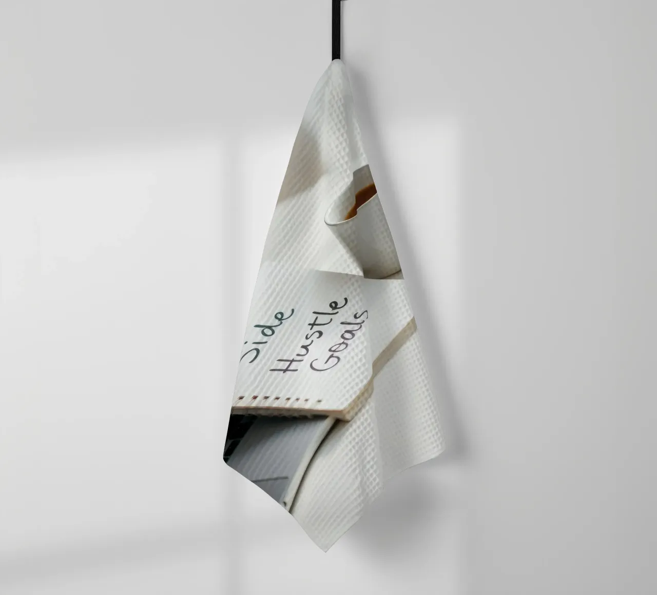 Scrivere gli obiettivi del side hustle mentre si gusta un caffè canovaccio da cucina da DesignDoodle