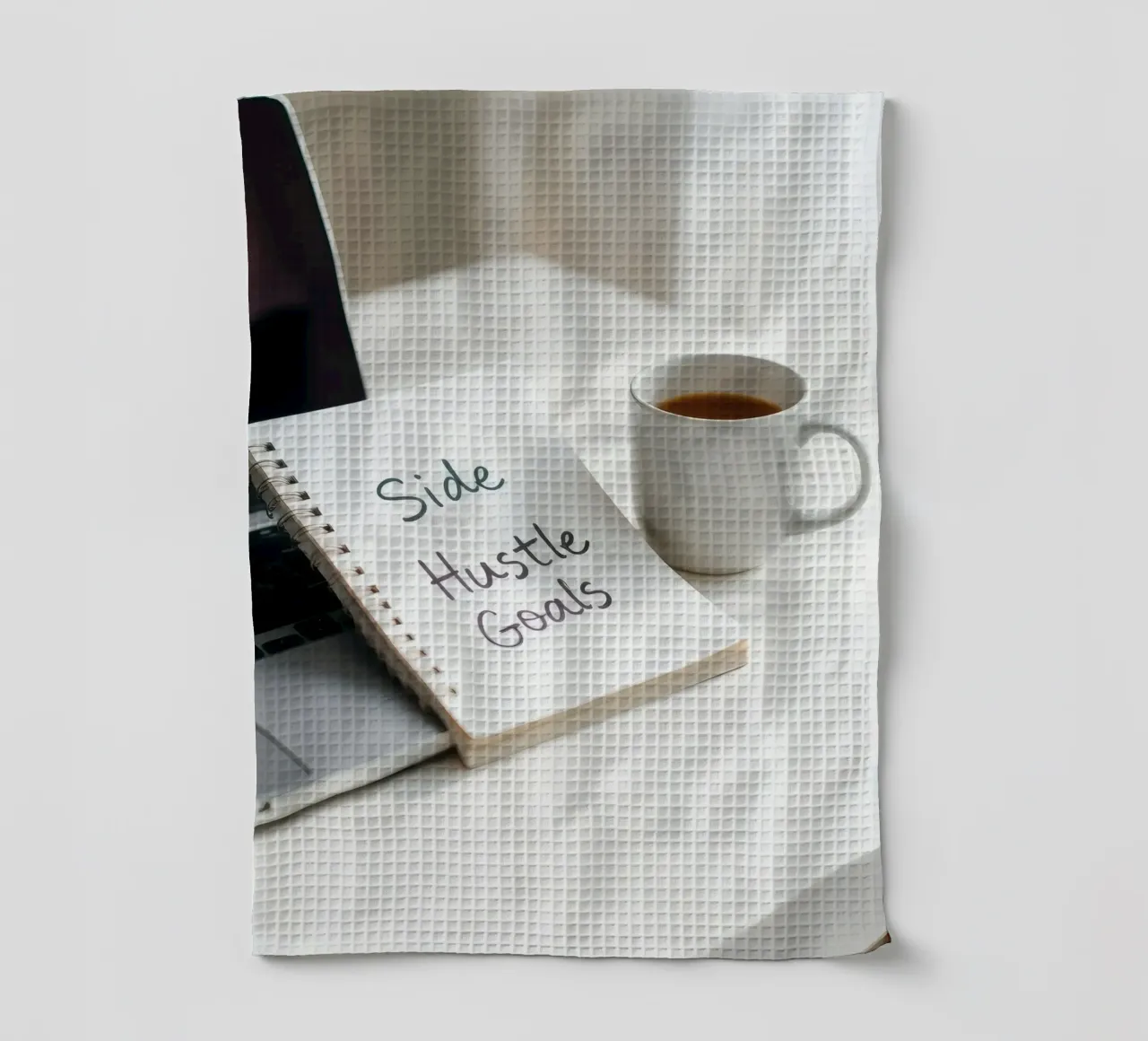 Scrivere gli obiettivi del side hustle mentre si gusta un caffè canovaccio da cucina da DesignDoodle