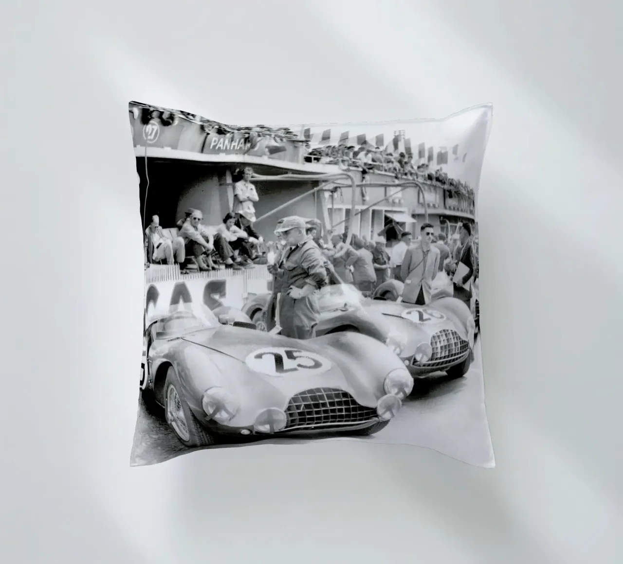 Aston Martin at Le Mans cuscino da Gallery Print and Art Limited