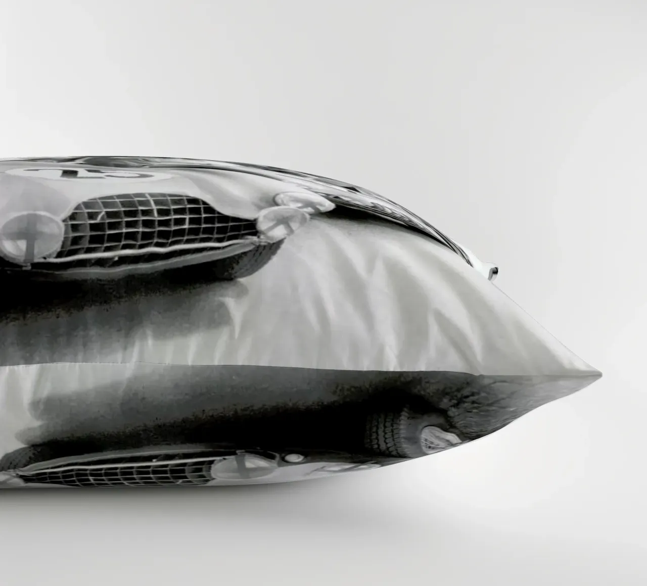 Aston Martin at Le Mans cuscino da Gallery Print and Art Limited