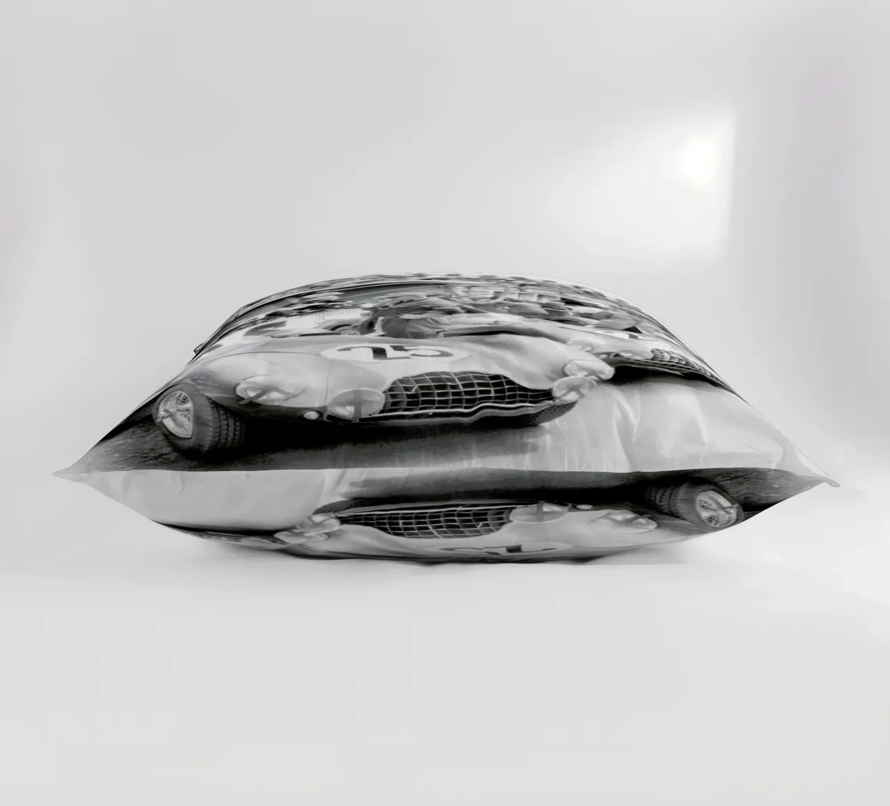 Aston Martin at Le Mans cuscino da Gallery Print and Art Limited