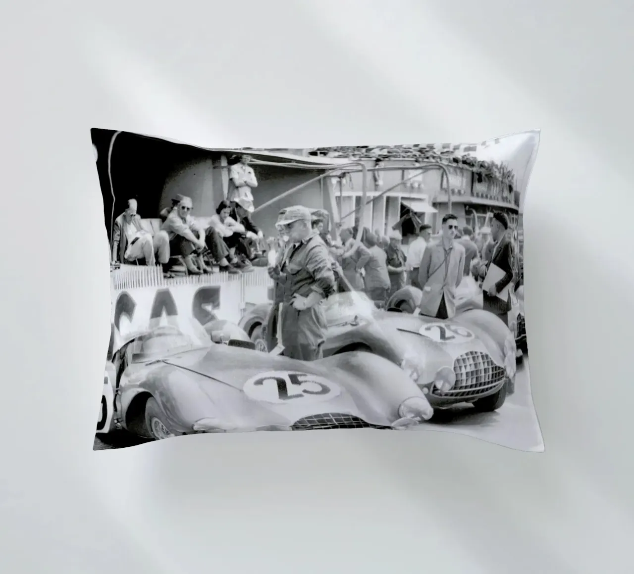Aston Martin at Le Mans cuscino da Gallery Print and Art Limited