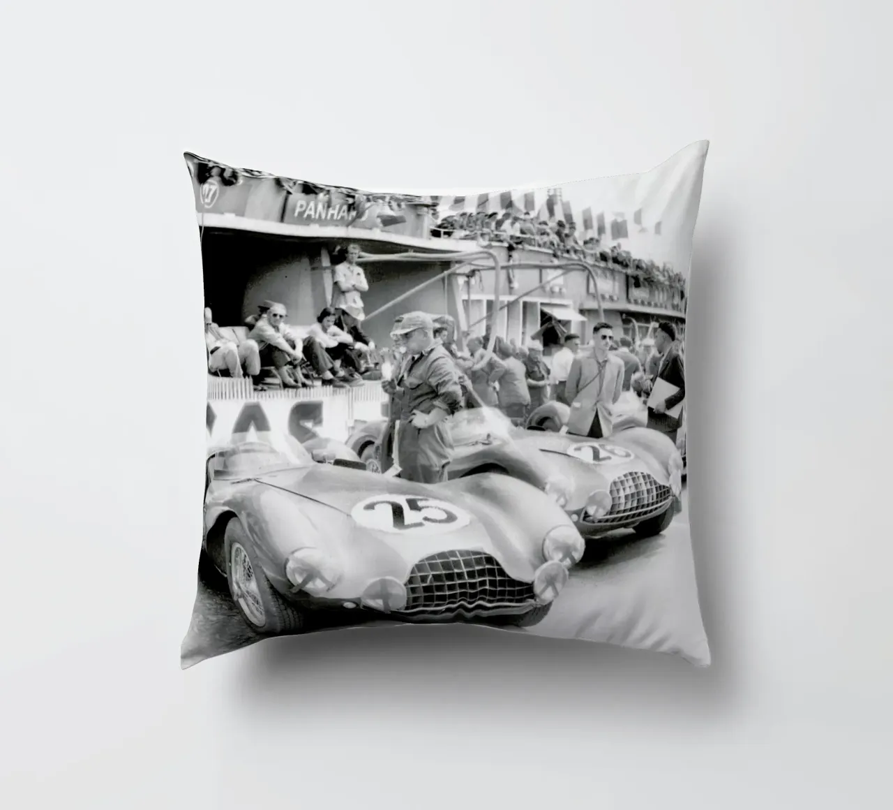 Aston Martin at Le Mans cuscino da Gallery Print and Art Limited