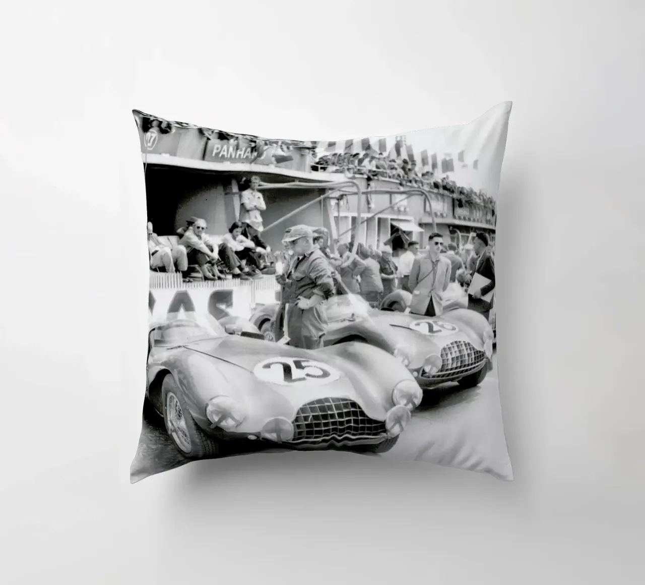 Aston Martin at Le Mans cuscino da Gallery Print and Art Limited